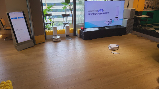 삼성전자의 비스포크 제트 봇 AI는 반려동물을 기르는 가정에 적합한 기능을 대폭 늘렸다. <김아름 기자>